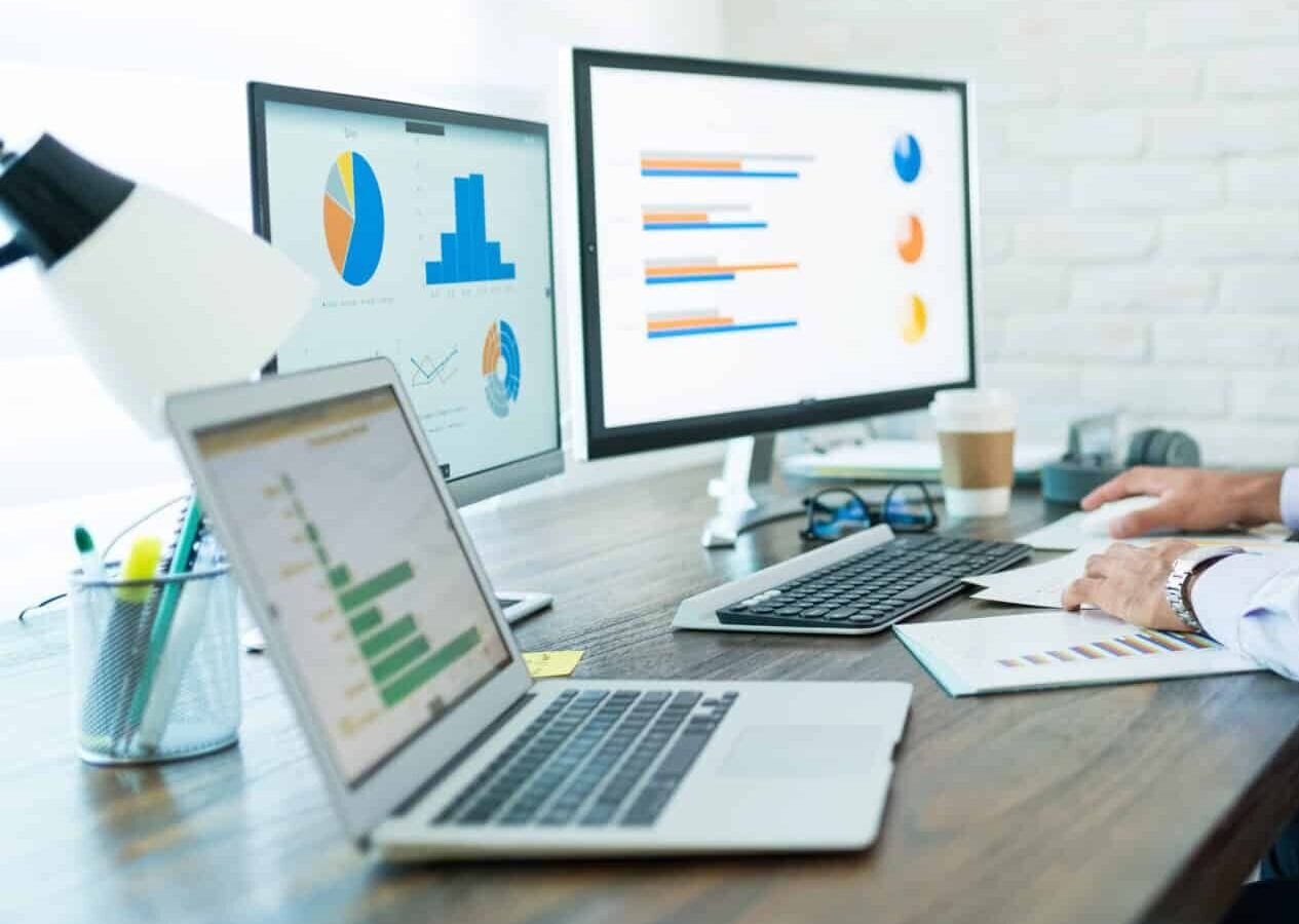 Expert Google Build Digital analysant les données de performance d’un site web via des dashboards SEO et SEA, pour améliorer la visibilité et la conversion.